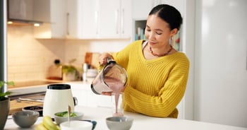 Person making gut healthy smoothie